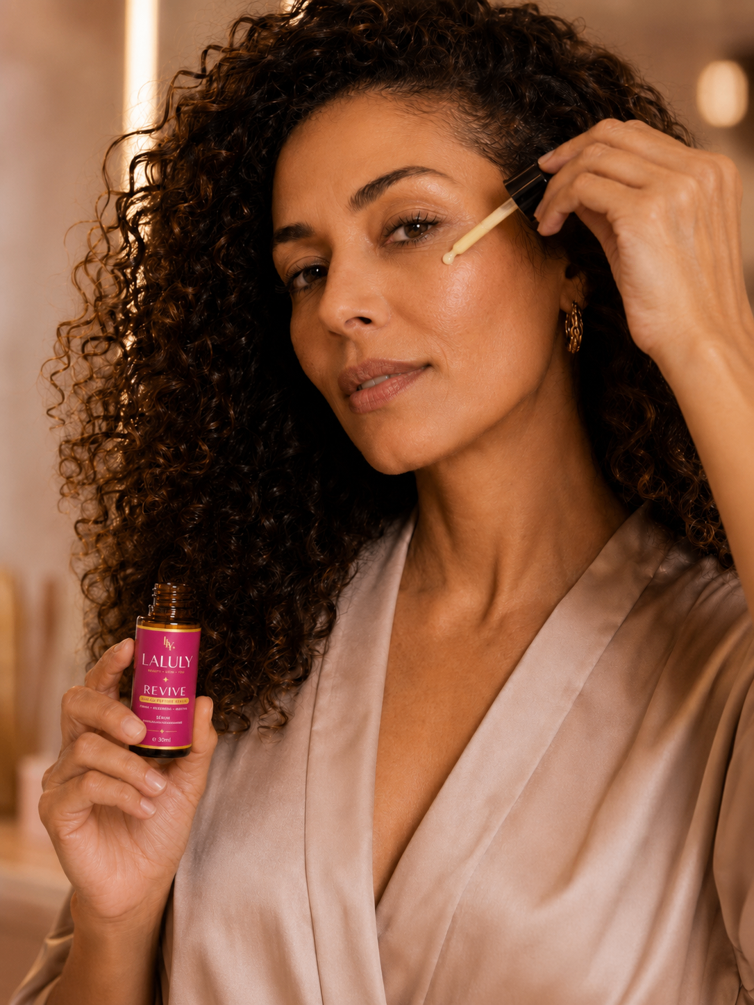 Mulher a aplicar o sérum LALULY Revive com o conta-gotas